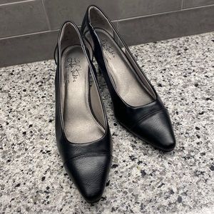 Life Stride Soft System Black Pumps